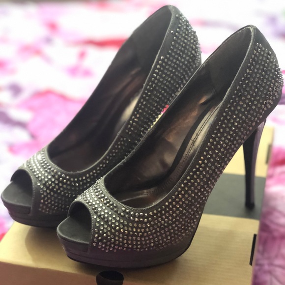 Gorgeous shoes . Le Chateau. Size 7,5 - Picture 2 of 6
